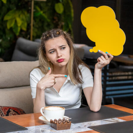 Hvorfor dine tanker lyder så overbevisende – og hvorfor det ikke betyder, at de har ret