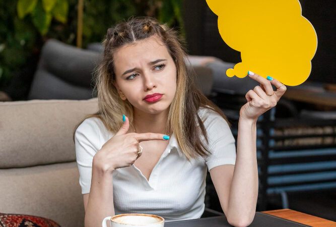 Hvorfor dine tanker lyder så overbevisende – og hvorfor det ikke betyder, at de har ret