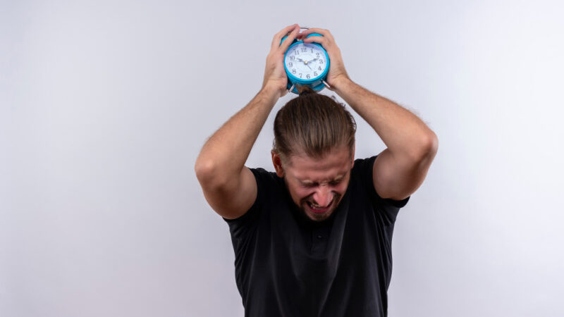 Hvorfor din hjerne føles som en alarm, der aldrig slukker
