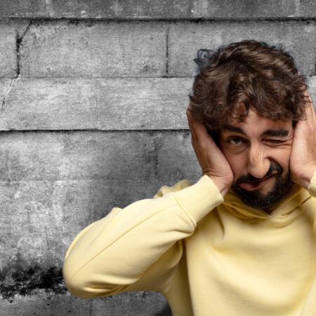 Når angst føles som et signal, du ikke må ignorere – og netop derfor larmer den