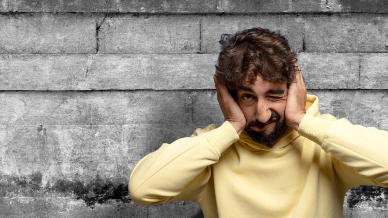 Når angst føles som et signal, du ikke må ignorere – og netop derfor larmer den